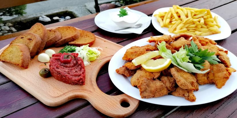 1 kg řízků, tatarský biftek, topinky a hranolky pro partu