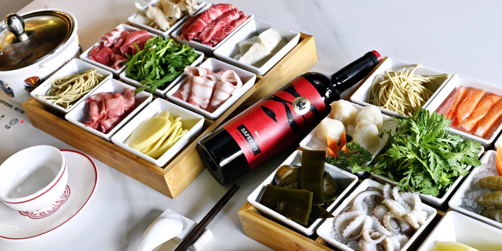 Uvařte si sami: masový talíř nebo mořské plody v autentické hotpot restauraci Nali