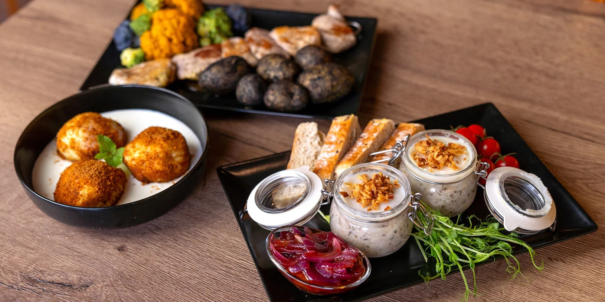 Tříchodové menu v restauraci s vlastním pivovarem: rillettes, špíz a tvarohové knedlíčky pro 2 osoby