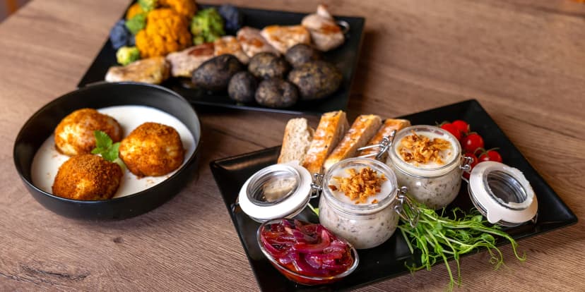Tříchodové menu v restauraci s vlastním pivovarem: rillettes, špíz a tvarohové knedlíčky pro 2 osoby