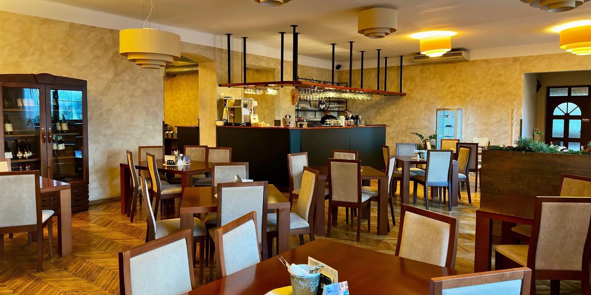 Masové prkno pro 2-4 osoby: vepřová žebírka, kuřecí křídla, steak z krkovice i americké brambory