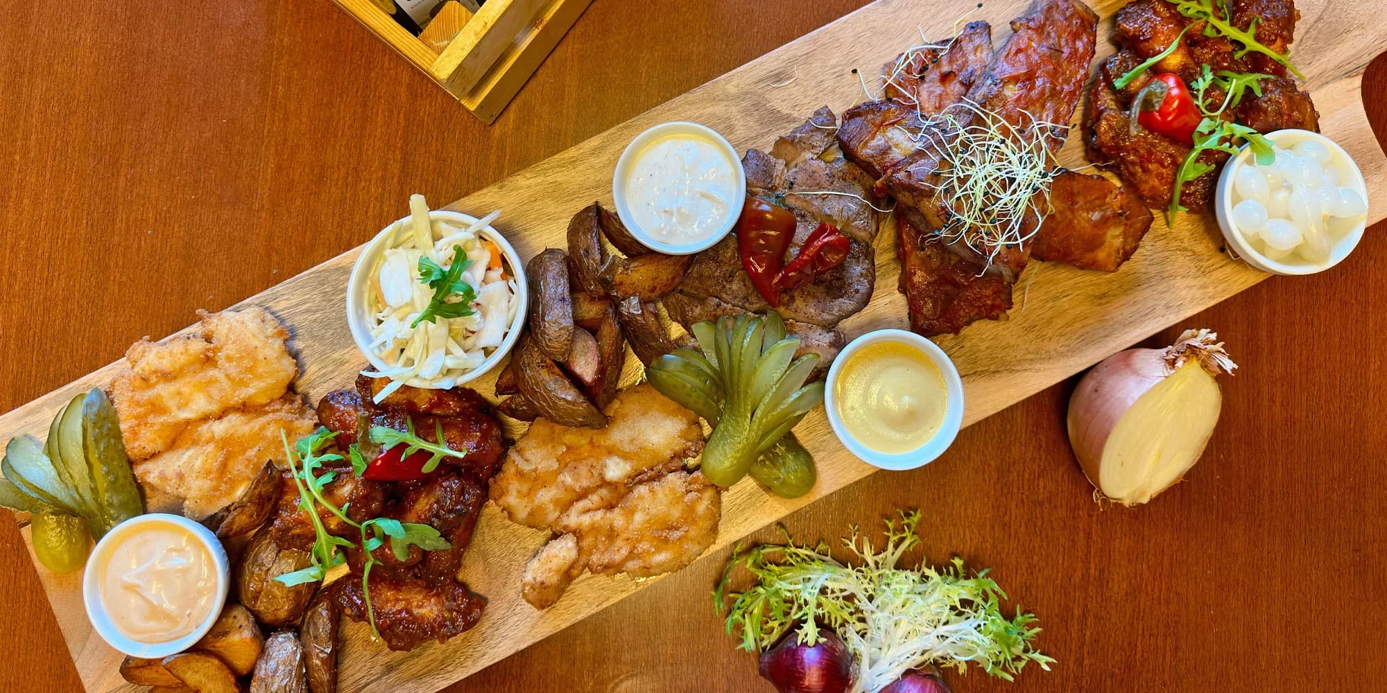 Masové prkno pro 2-4 osoby: vepřová žebírka, kuřecí křídla, steak z krkovice i americké brambory