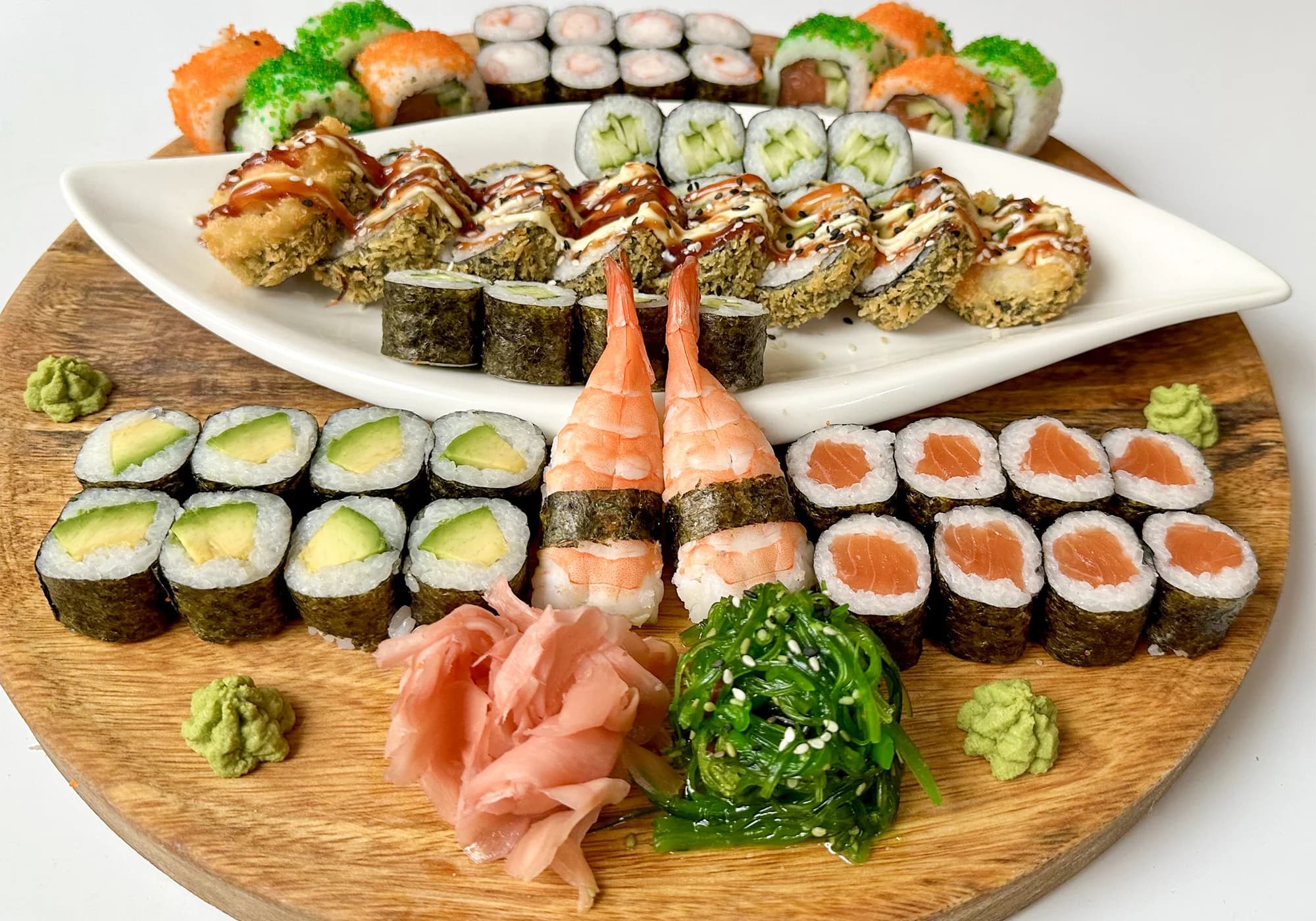 Pestrý sushi set 32 nebo 50 kousků: maki, nigiri i grilované rolky