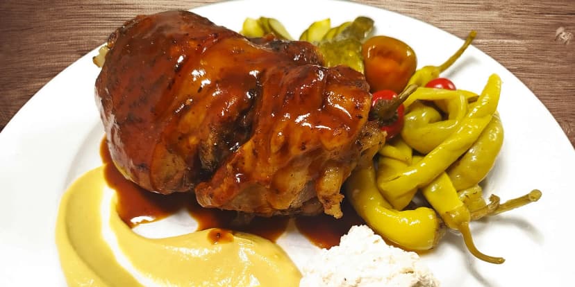1 či 2 téměř kilová pečená kolena na pivě nebo 250g tatarák ze zadního hovězího
