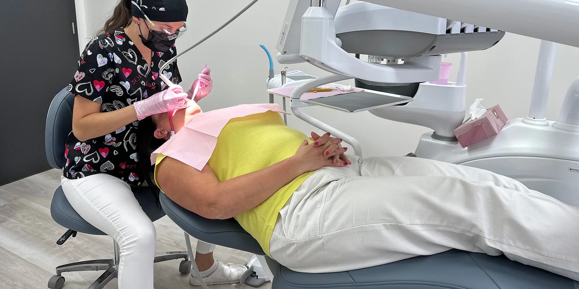 Dentální hygiena vč. pískování zubů nebo set na domácí bělení zubů
