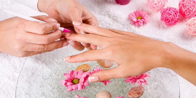 Ruce jako v bavlnce: klasická manikúra s masáží, lakováním gel lakem či P-shine