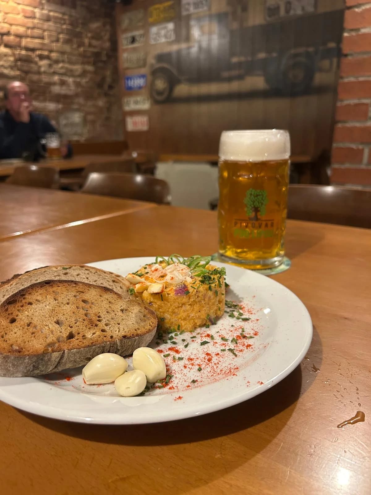 Tvarůžkový tatarák nebo pečené koleno a pivo pro 1 nebo 2 osoby
