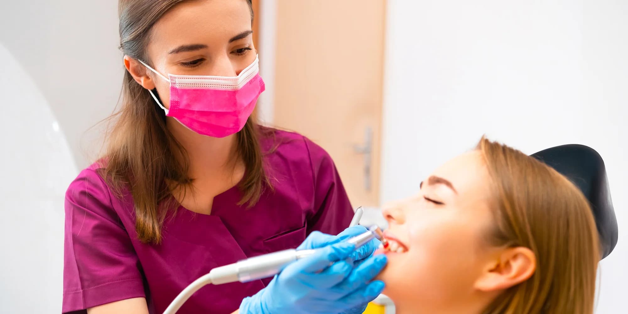 Dentální péče pro dospělé: dentální hygiena s odstraněním zubního kamene, air-flow a bělením zubů