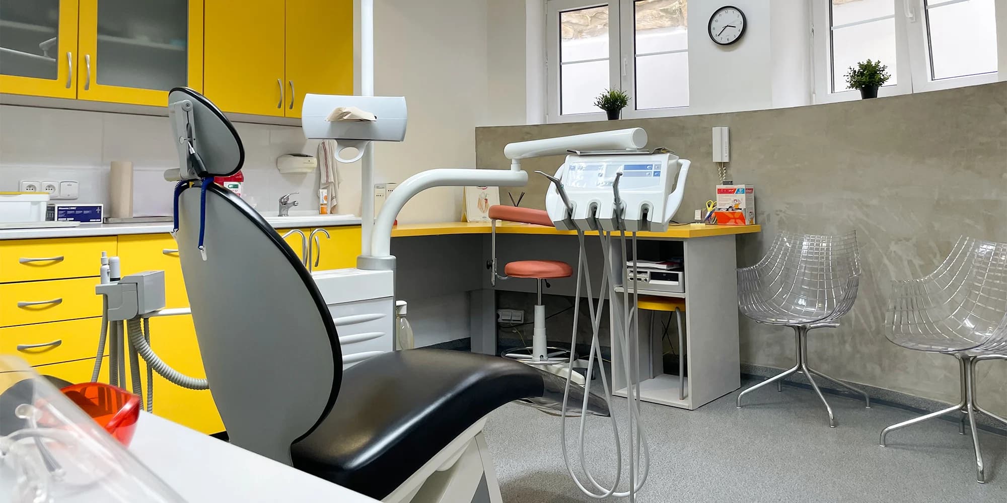 Dentální péče pro dospělé: dentální hygiena s odstraněním zubního kamene, air-flow a bělením zubů