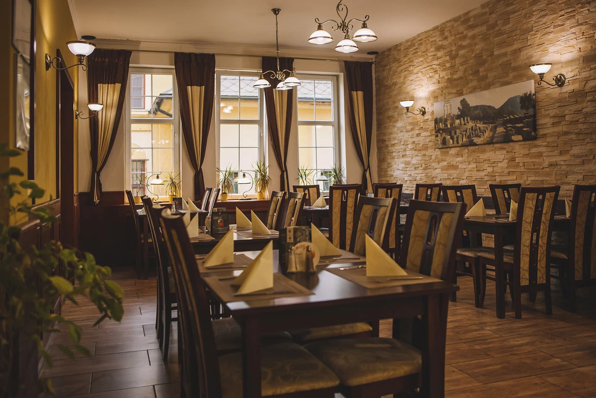 Řecké menu pro dva: souvlaki, gyros, tzatziki, řecký salát i lahev vína