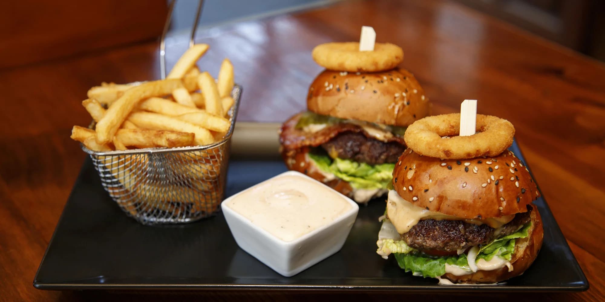 Až 6 mini burgerů, malé hranolky a dip podle výběru v Burger Grill pubu