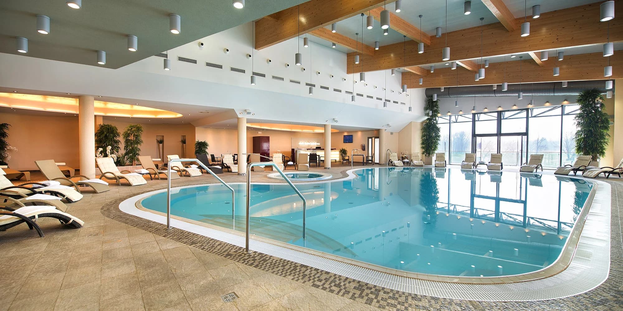 Neomezený vstup do wellness a voucher na 2000 Kč na jídlo pro 2 osoby