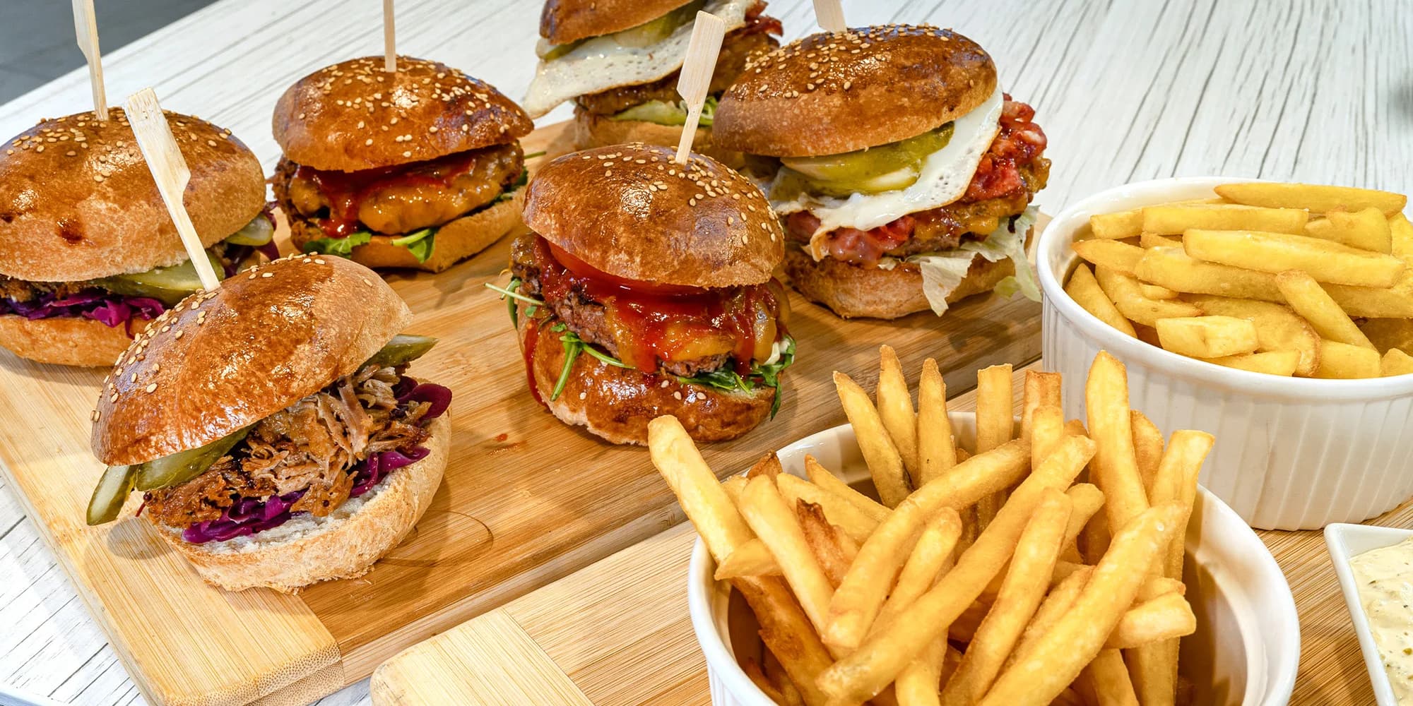 Variace miniburgerů pro 2–3 osoby: mleté hovězí, trhané vepřové a hranolky