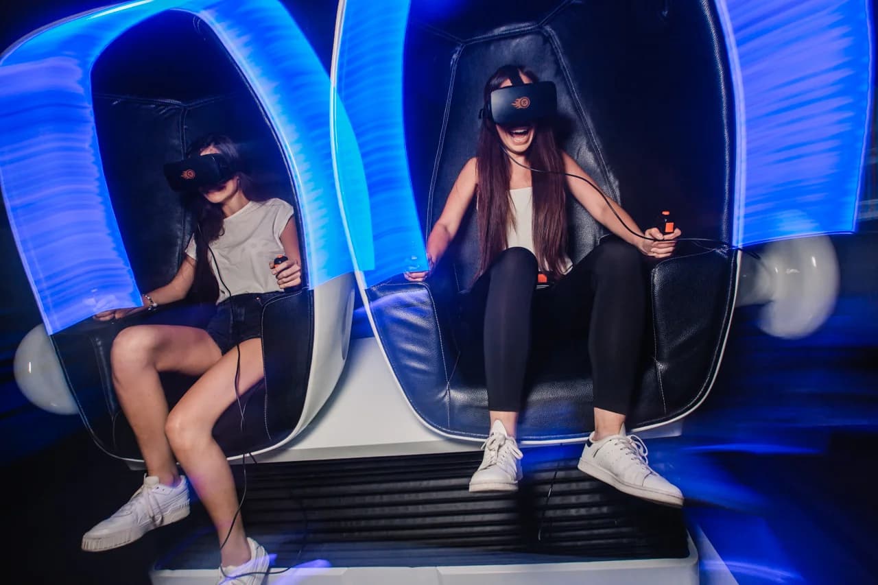 50 - 100 minut zábavy pro 2-4 hráče: virtuální realita, 9D kino, střelecký simulátor a postřehové hry