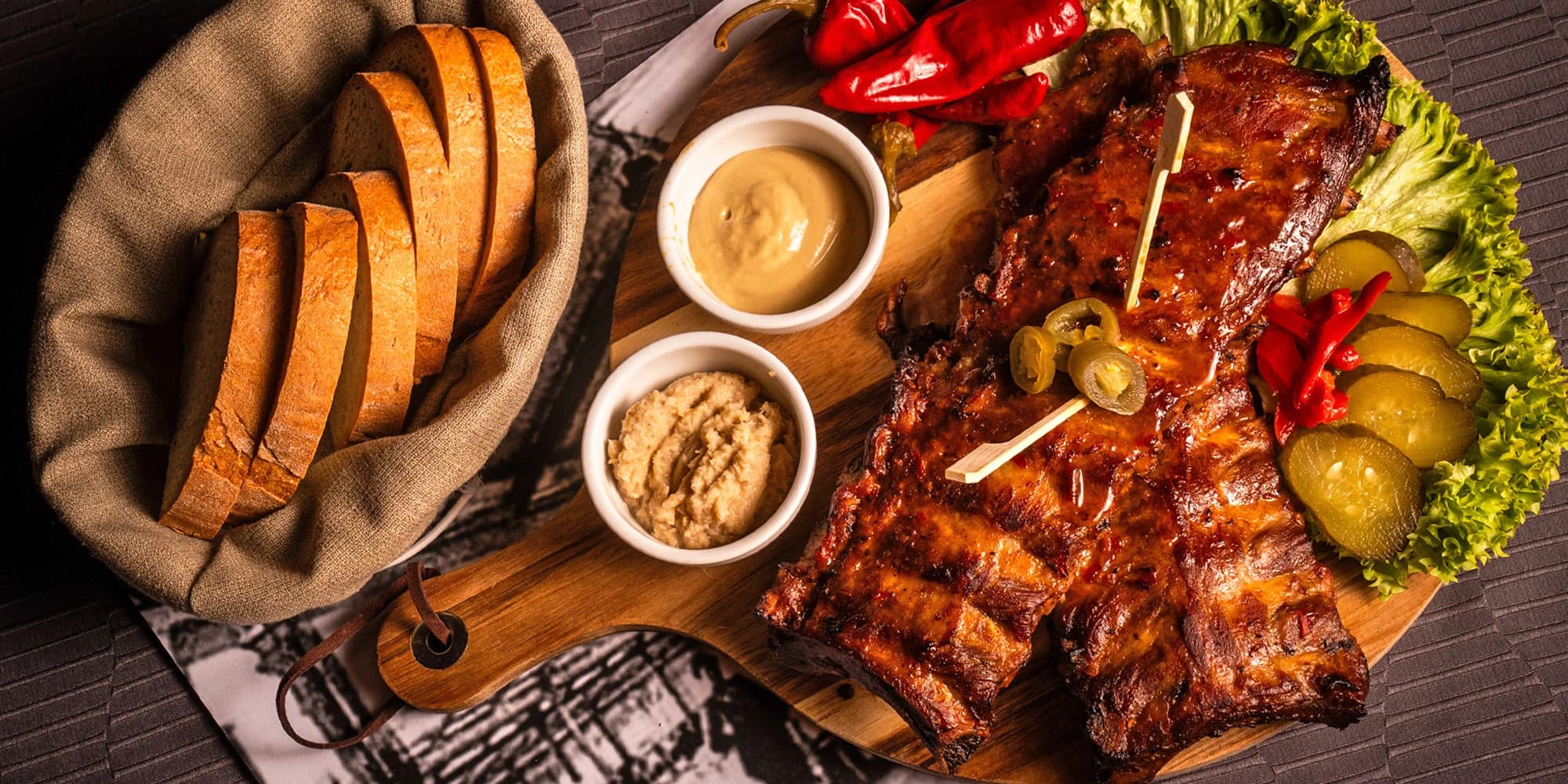 Nízká pečená žebírka na tmavém pivu s chlebem pro 2 či 4 osoby