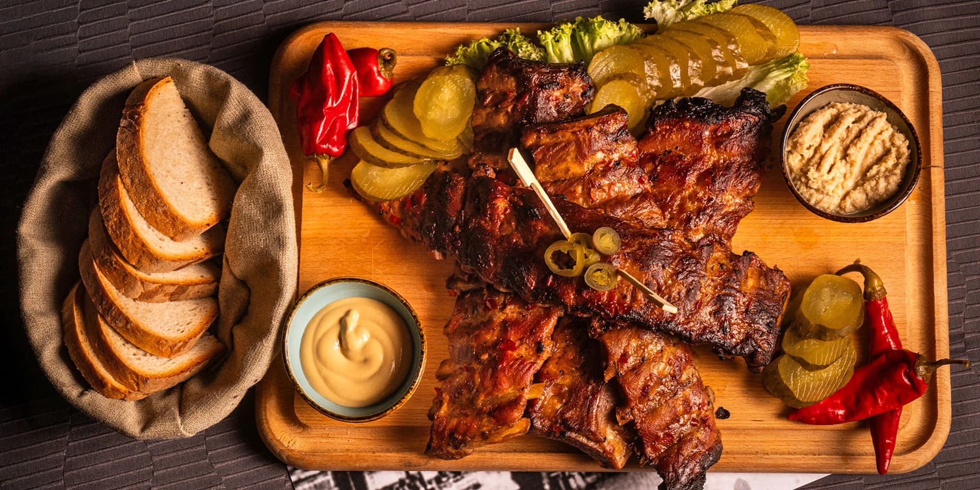 Nízká pečená žebírka na tmavém pivu s chlebem pro 2 či 4 osoby