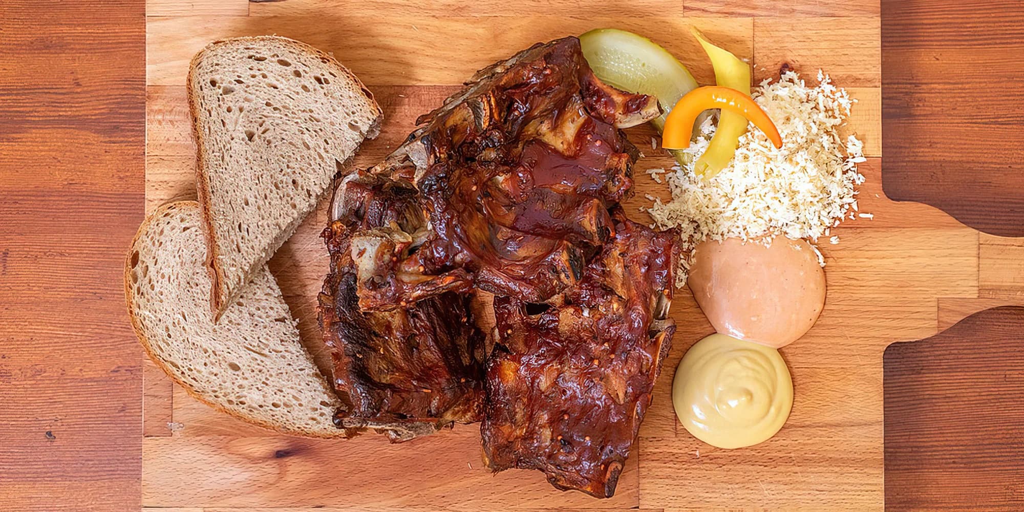 Pořádná hostina v restauraci Pilsner Urquell: 500 g grilovaných vepřových žeber, omáčky a pečivo