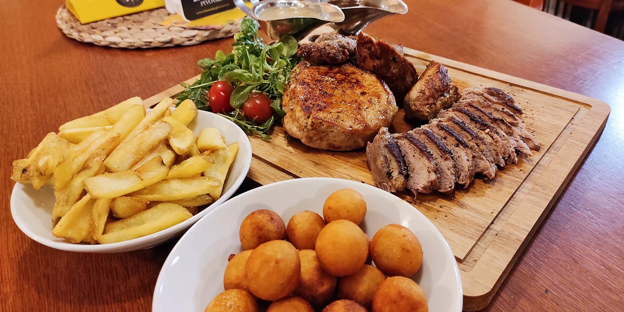 Steakové prkno v Líšeňském pivovaru: 4 druhy masa, přílohy a omáčky pro 2 nebo 4 osoby
