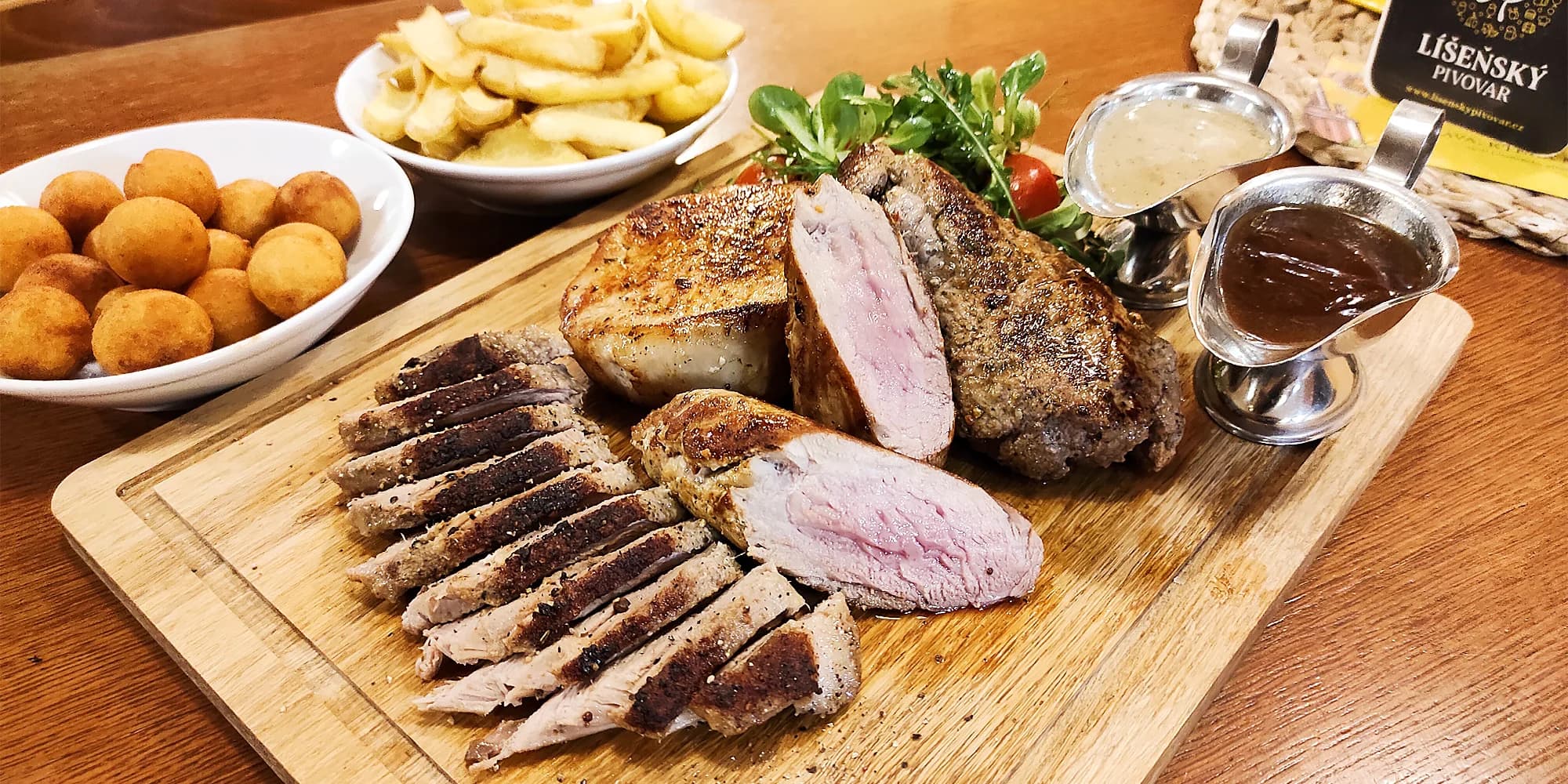 Steakové prkno v Líšeňském pivovaru: 4 druhy masa, přílohy a omáčky pro 2 nebo 4 osoby
