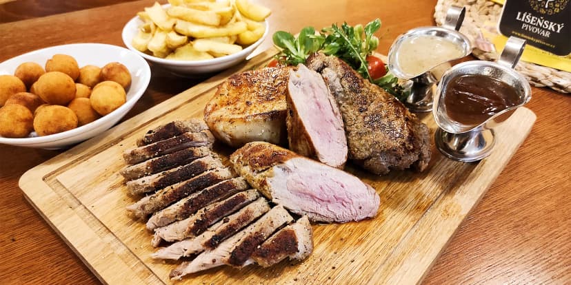Steakové prkno v Líšeňském pivovaru: 4 druhy masa, přílohy a omáčky pro 2 nebo 4 osoby