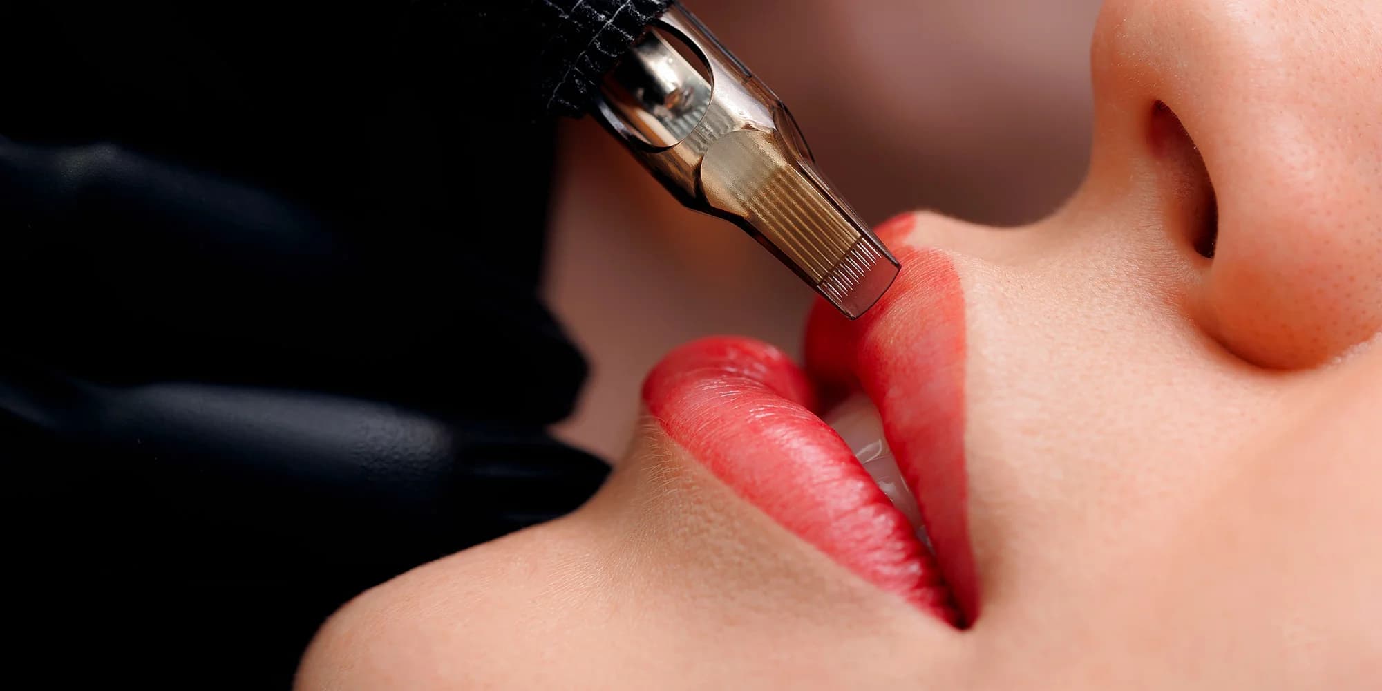 Permanentní make-up rtů Ombre lips nebo obočí vybranou metodou včetně korekce