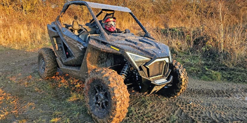 Jízda na přírodním okruhu: 15–60 min. v závodní buggy Polaris jako řidič nebo spolujezdec