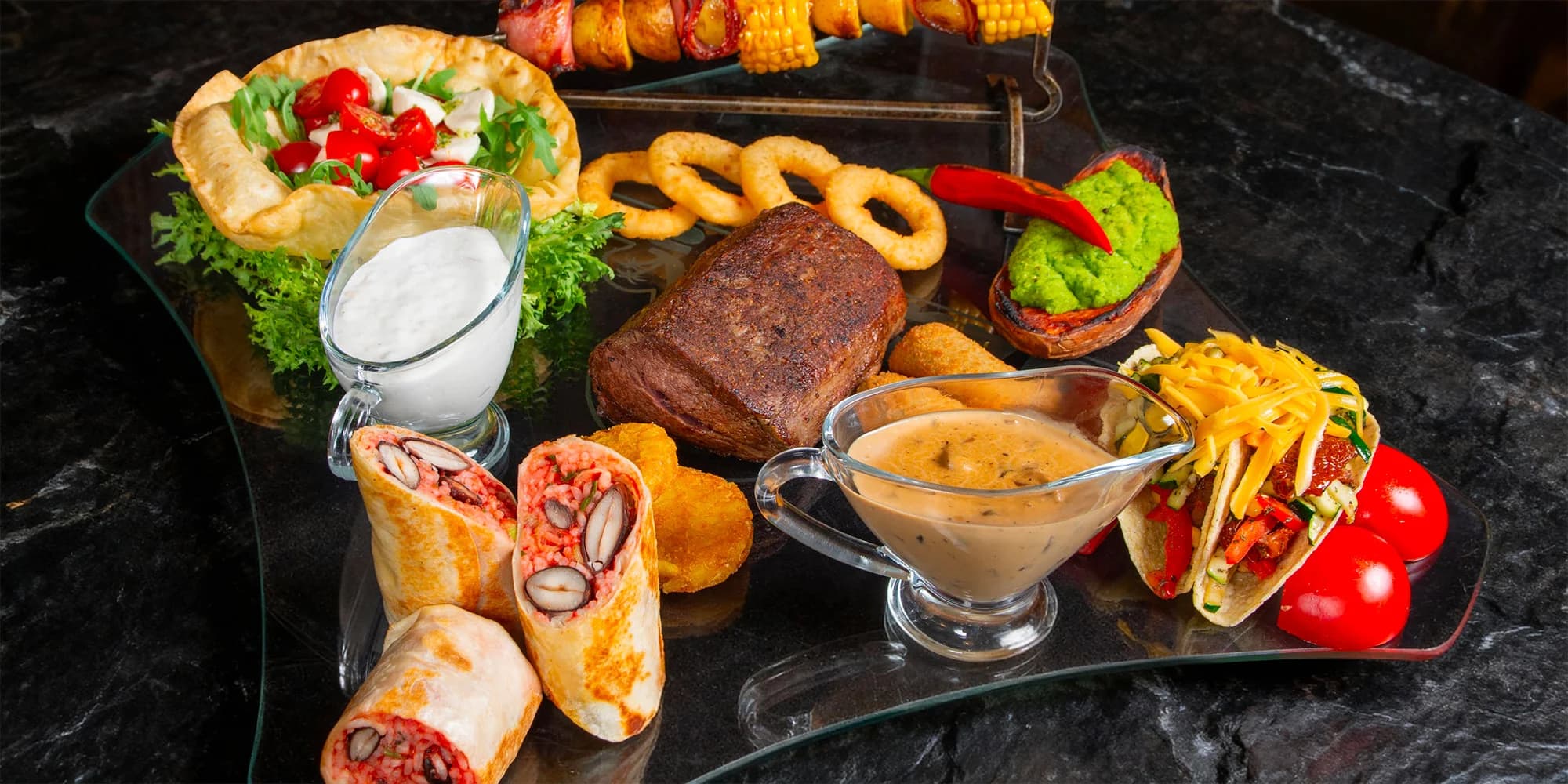 Hostina v kubánské restauraci pro 2–4 osoby: steak, tortilly, tacos a přílohy