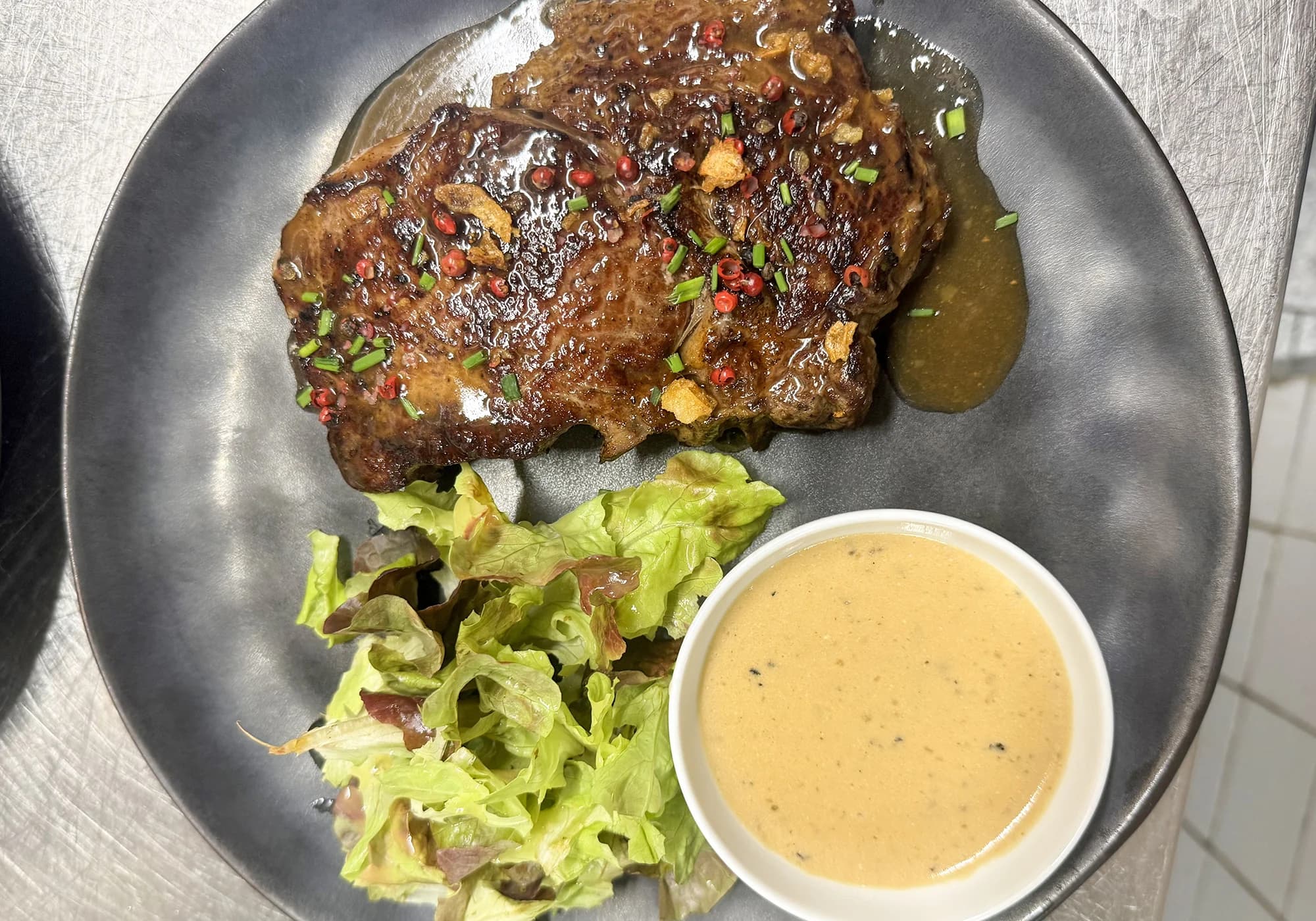 Dejte si do nosu: double rib eye steak s omáčkou a pivem Plzeň, pro 1 či 2 osoby