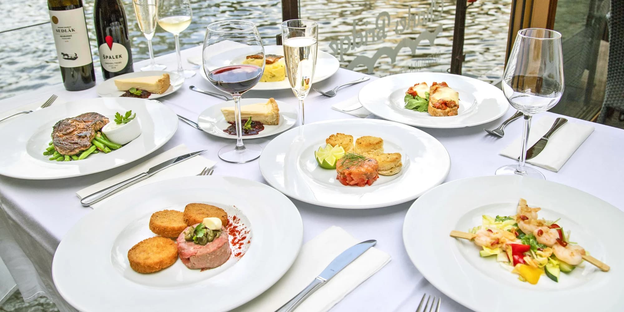 Čtyřchodové menu s výhledem na Karlův most pro dva: tataráček, rib eye nebo losos, cheesecake a víno