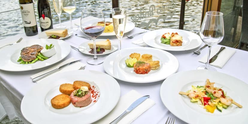 Čtyřchodové menu s výhledem na Karlův most pro dva: tataráček, rib eye nebo losos, cheesecake a víno