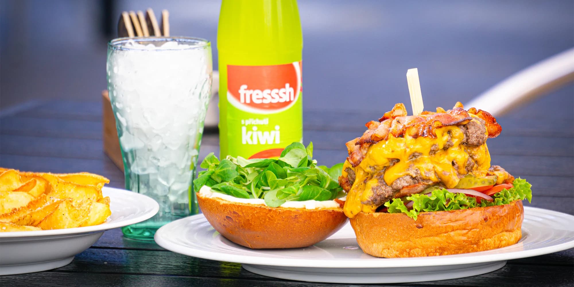 Parádní nálož: dvojitý cheeseburger či Z. B. B. burger v menu i s hranolky pro 2