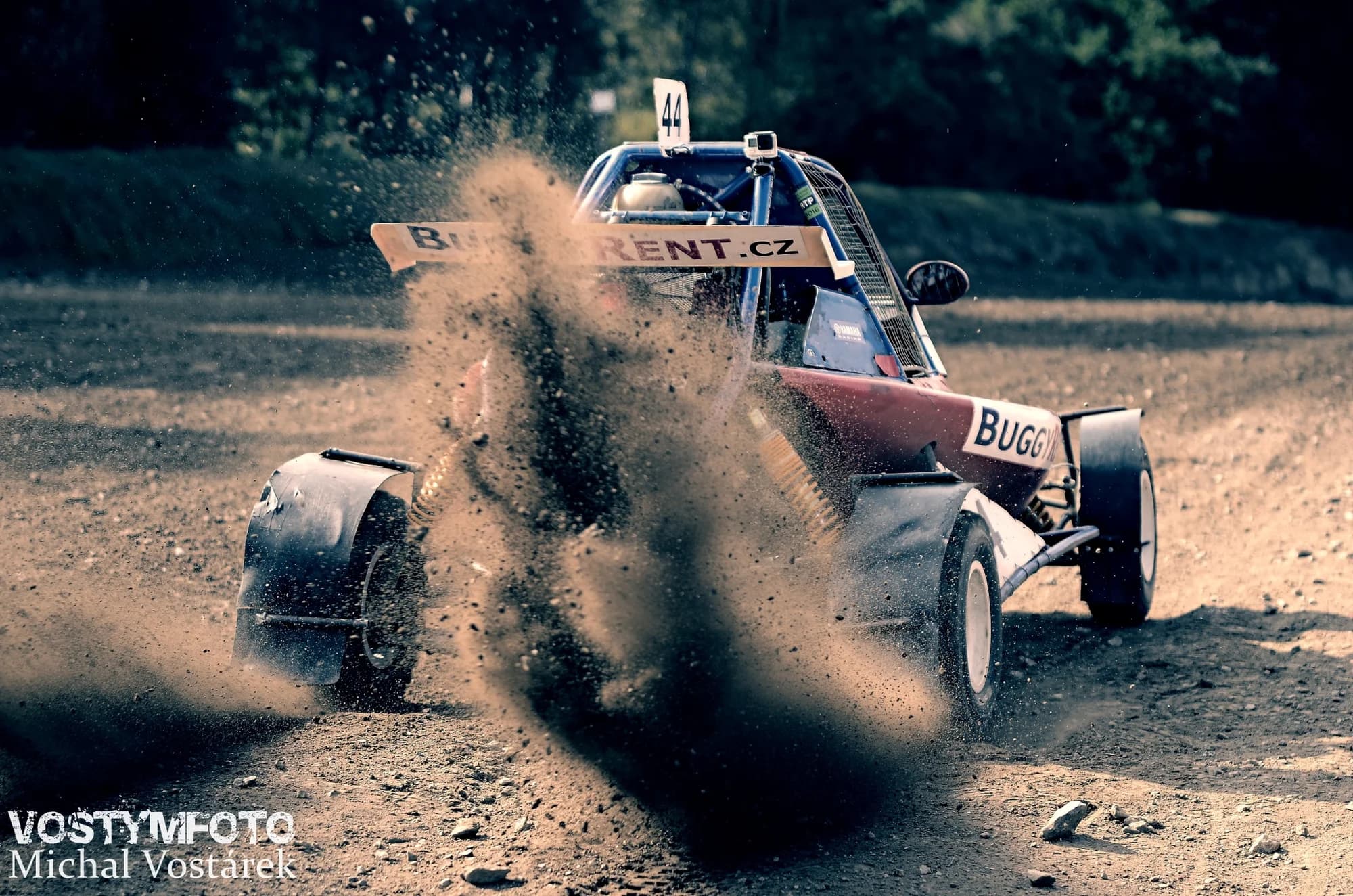 Až 20 okruhů v závodní buggy Kartcross s 1 kolem navíc na profi republikových tratích
