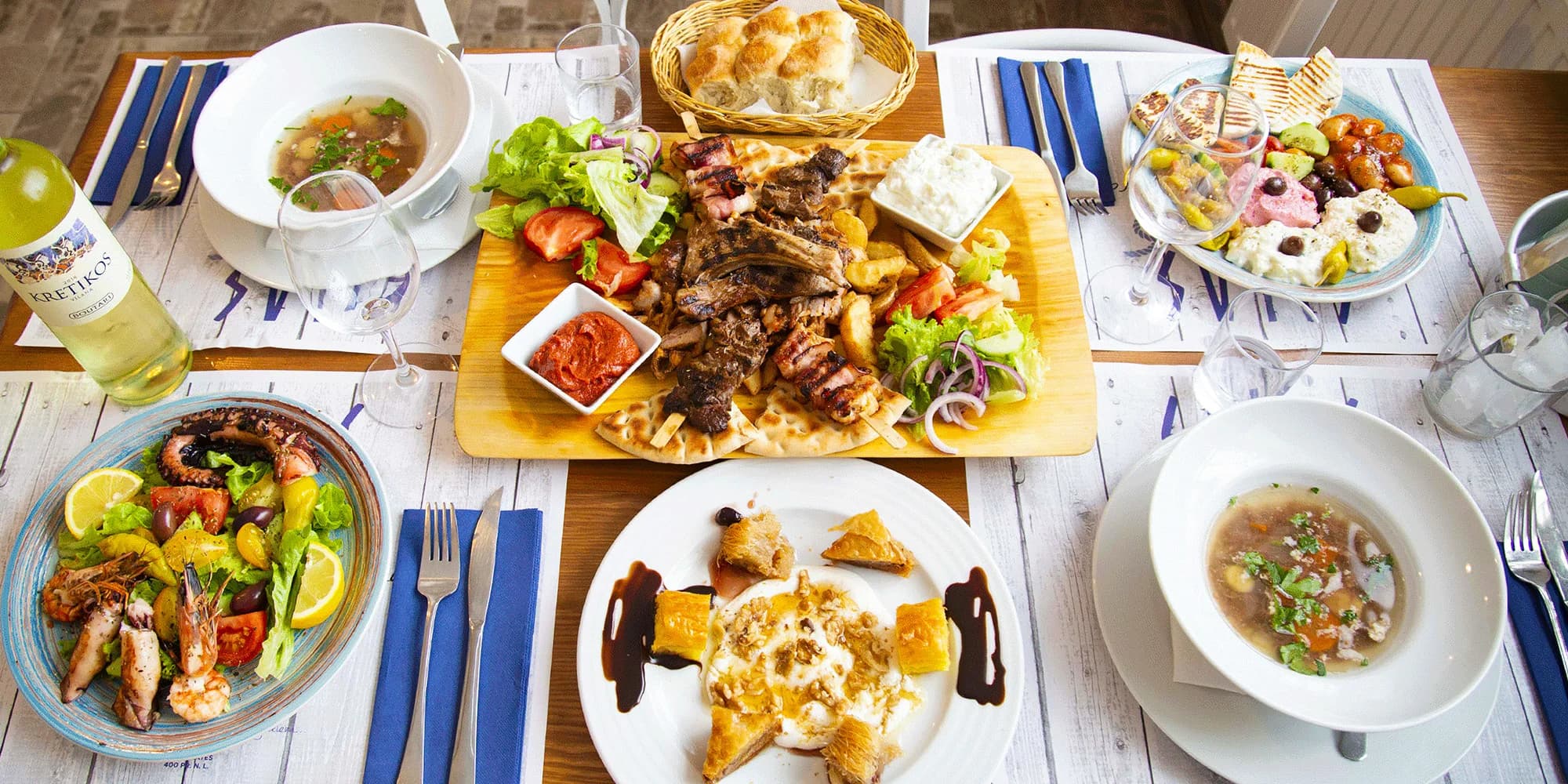 Řecké degustační menu pro 2 osoby: mořské plody, masový talíř, mix dezertů i aperitiv