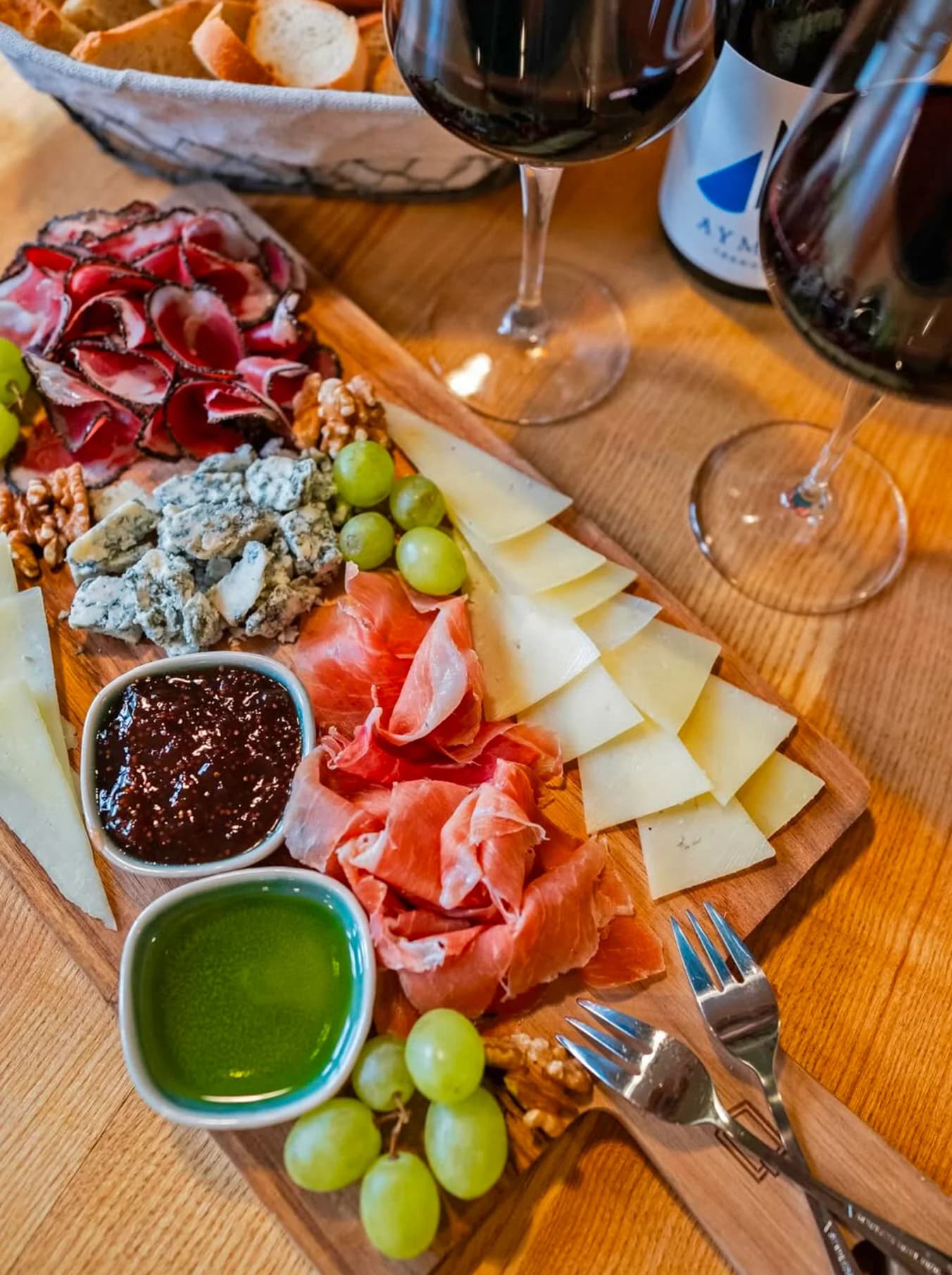 Degustační španělské tapas menu pro 2 osoby: víno, sýry, šunka i dezert