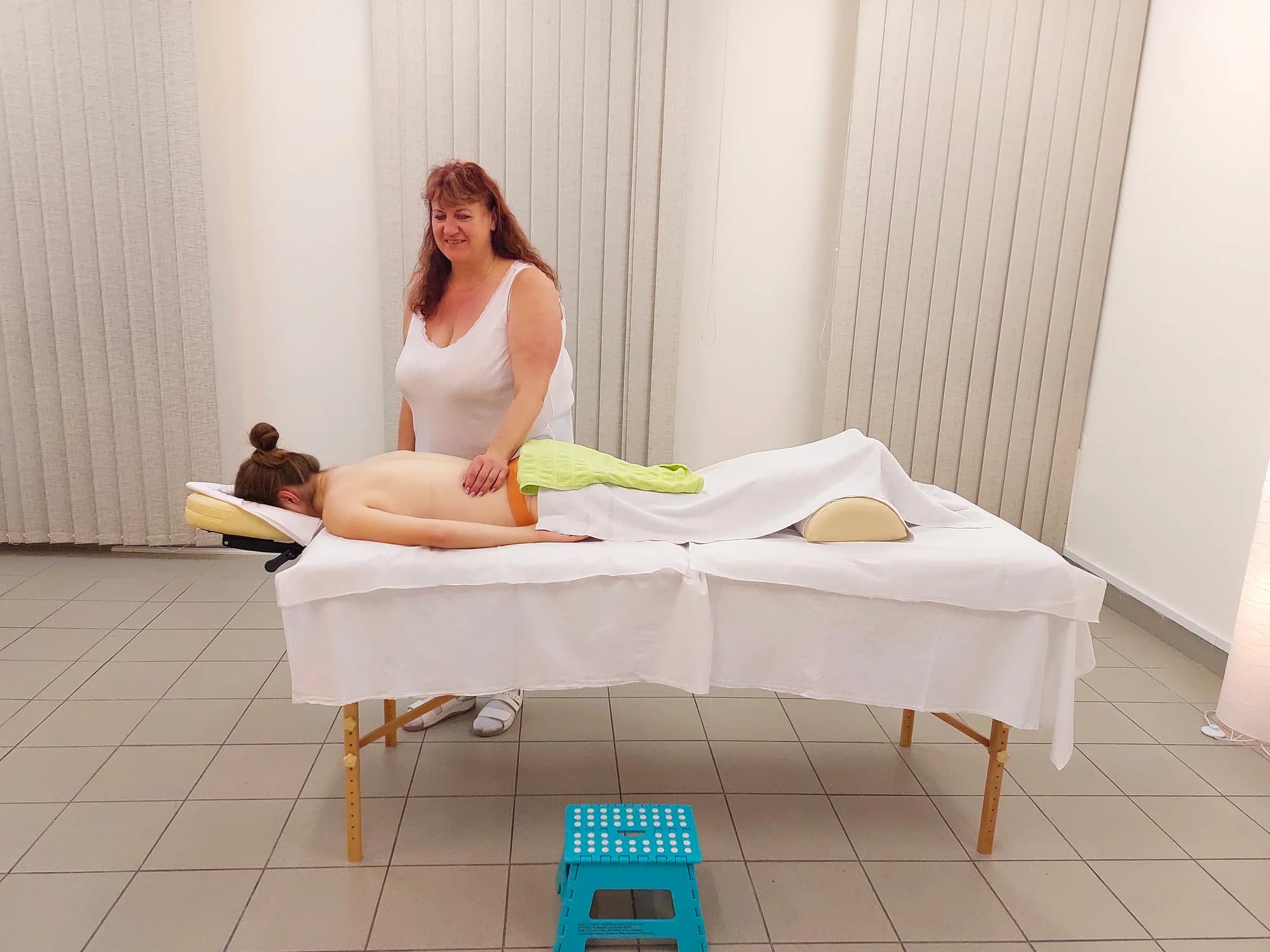 Odpočiňte si: kancelářská masáž zad i šíje nebo relaxační masáž s aromaterapií