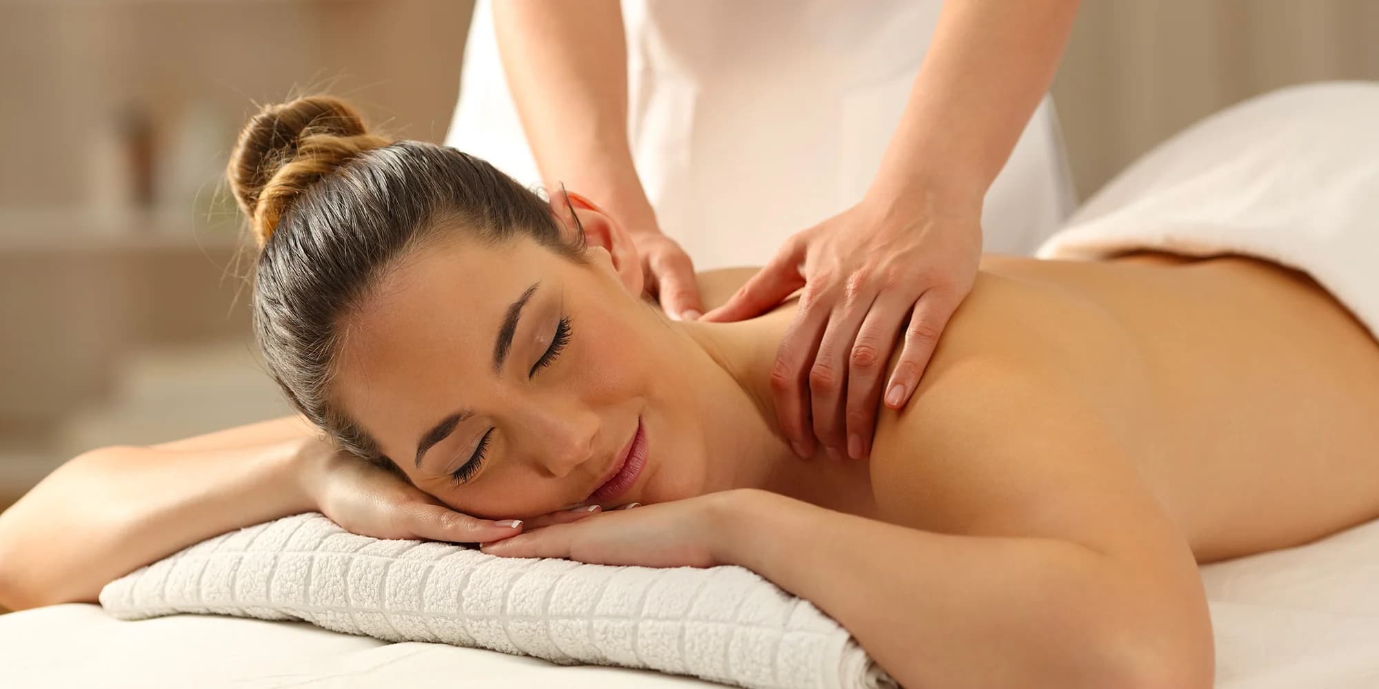 Odpočiňte si: kancelářská masáž zad i šíje nebo relaxační masáž s aromaterapií
