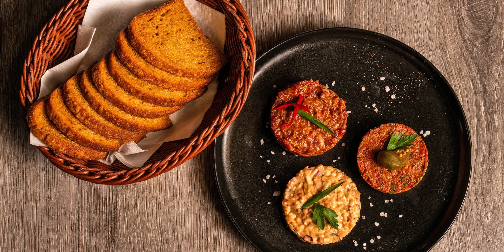 Degustace tataráků v restauraci La Corrida: hovězí, ze sušených rajčat i romadurový