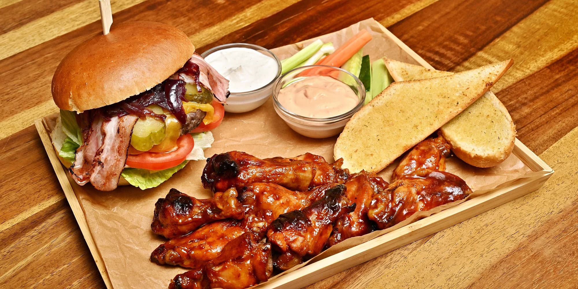 Hovězí burger, hranolky, omáčky i BBQ křidýlka pro 1 nebo 2 osoby