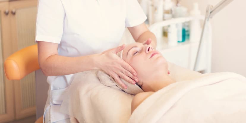 Hodina plná krásy a odpočinku: kompletní přístrojové kosmetické ošetření pleti i masáž krku a dekoltu