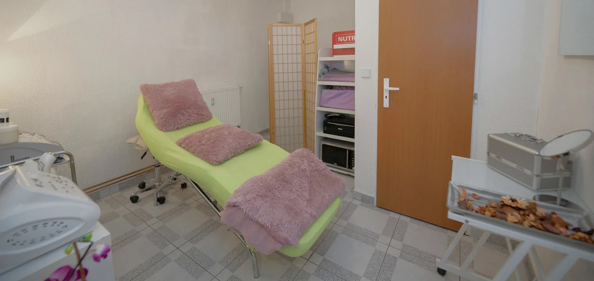 Hodina plná krásy a odpočinku: kompletní přístrojové kosmetické ošetření pleti i masáž krku a dekoltu