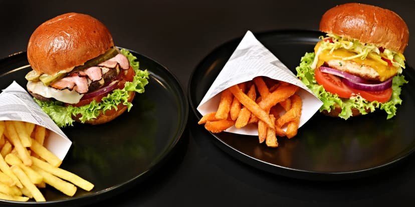 Burger s hovězím či kuřecím i příloha dle výběru: klasik, se sýrem i s chilli