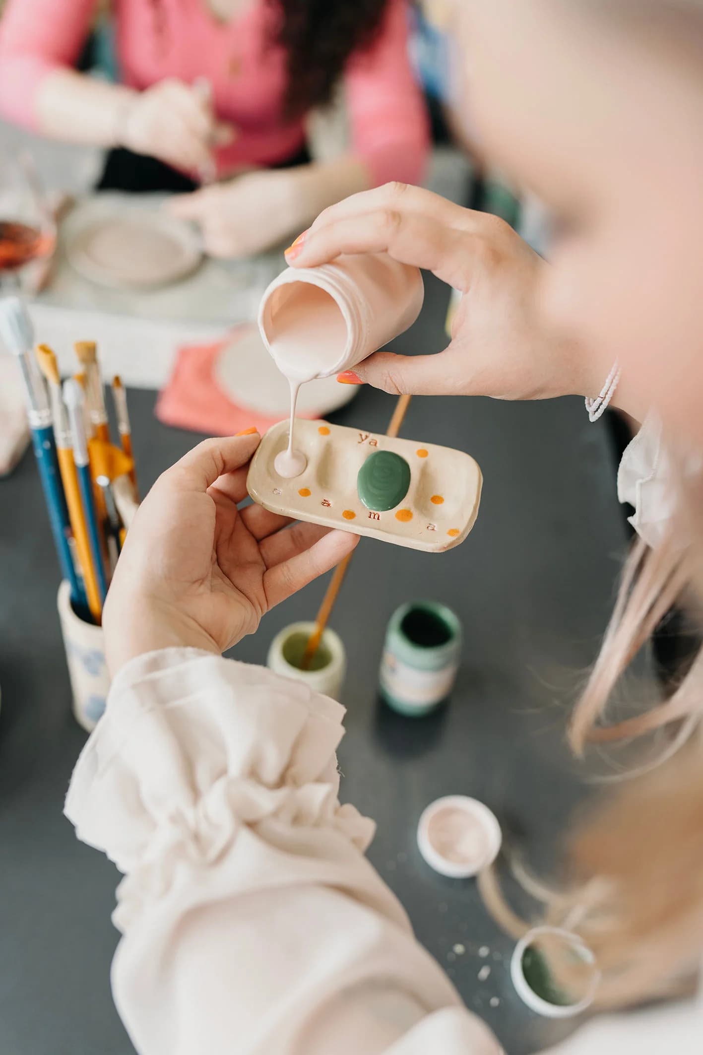 Modelování keramického hrnečku či nabarvení hotového výrobku, pro 1 či 2 osoby