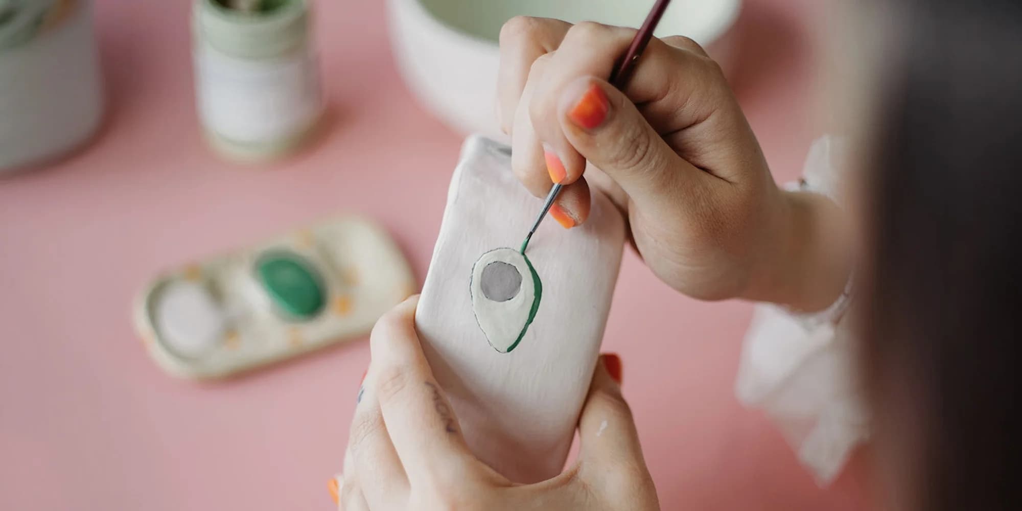 Modelování keramického hrnečku či nabarvení hotového výrobku, pro 1 či 2 osoby