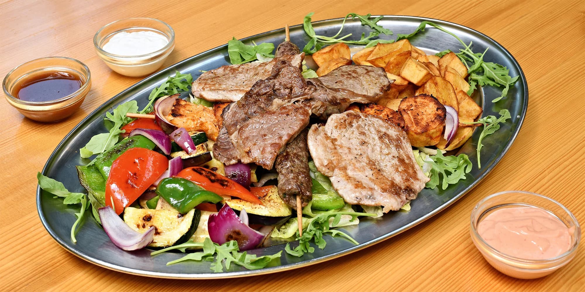 Mix grill pro 2 nebo 4 osoby: hovězí, vepřové, kuřecí a jehněčí maso a přílohy