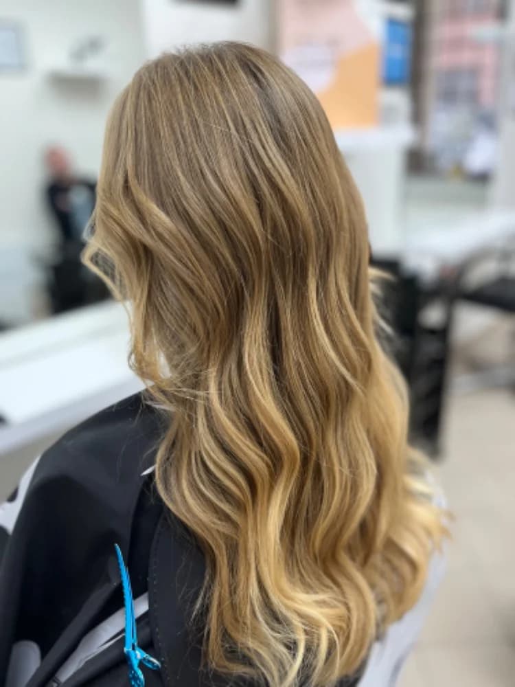 Dámský střih nebo melír včetně hloubkové péče pro všechny délky vlasů