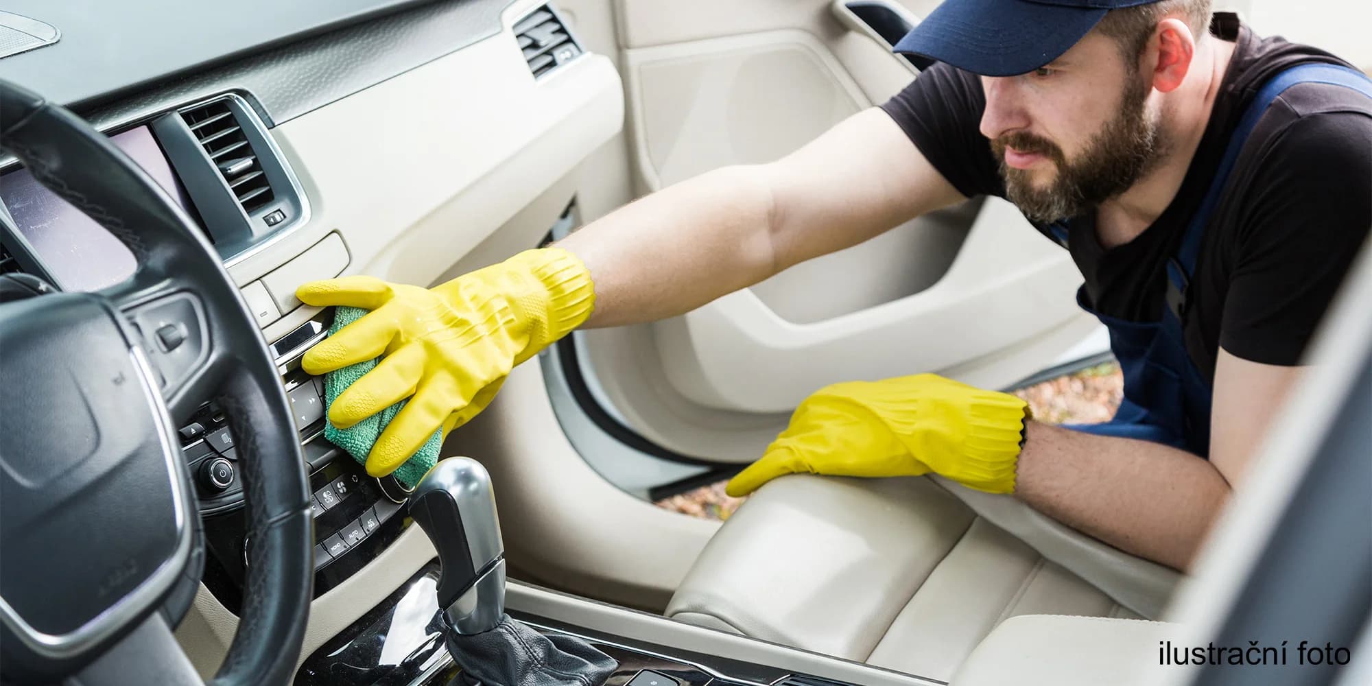Kompletní vyčištění interiéru osobního vozu vč. tepování přístroji Karcher a dezinfekce ozónem