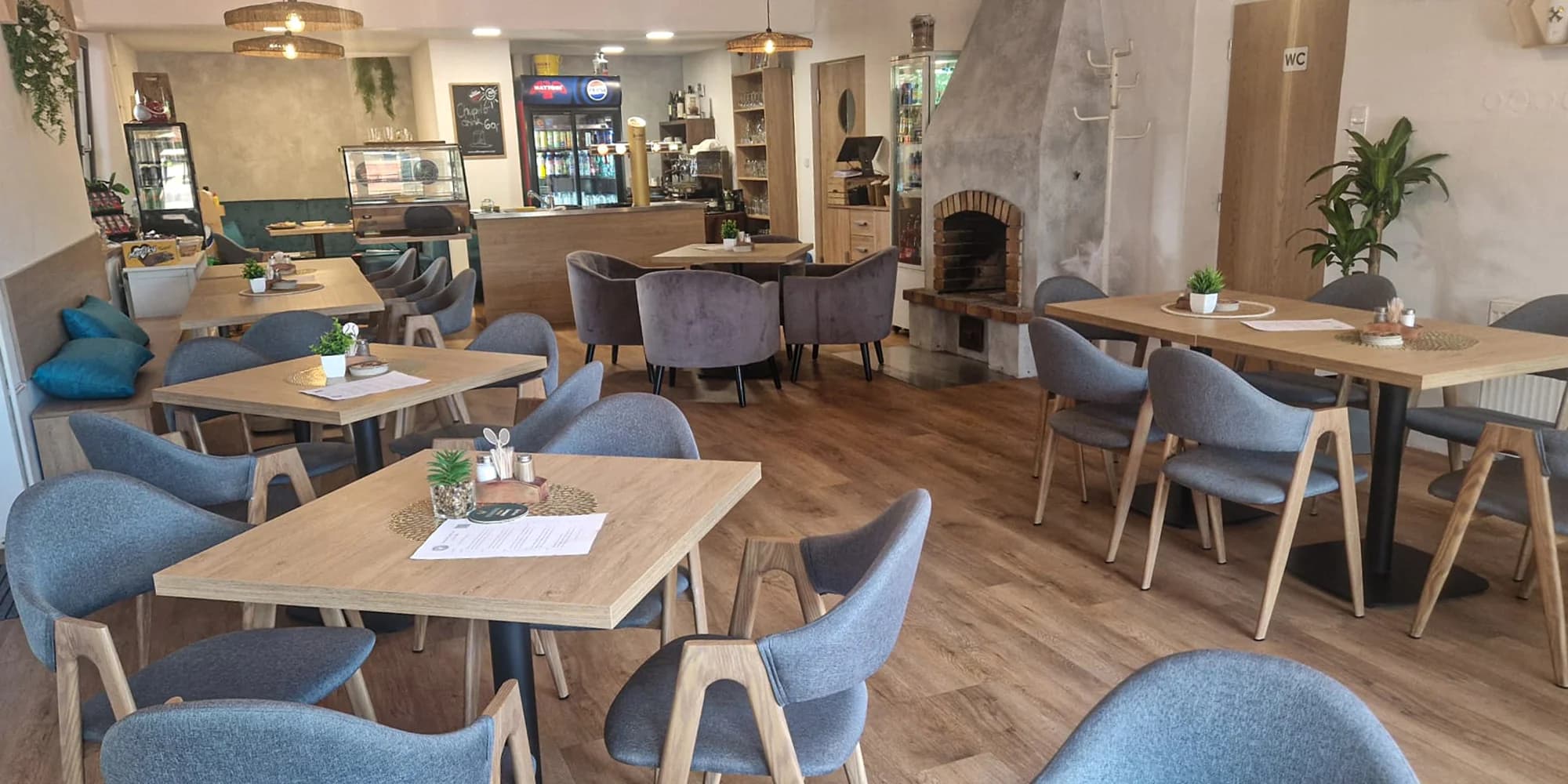 Masové prkno s přílohami a omáčkami: steaky, stripsy, řízky i hranolky