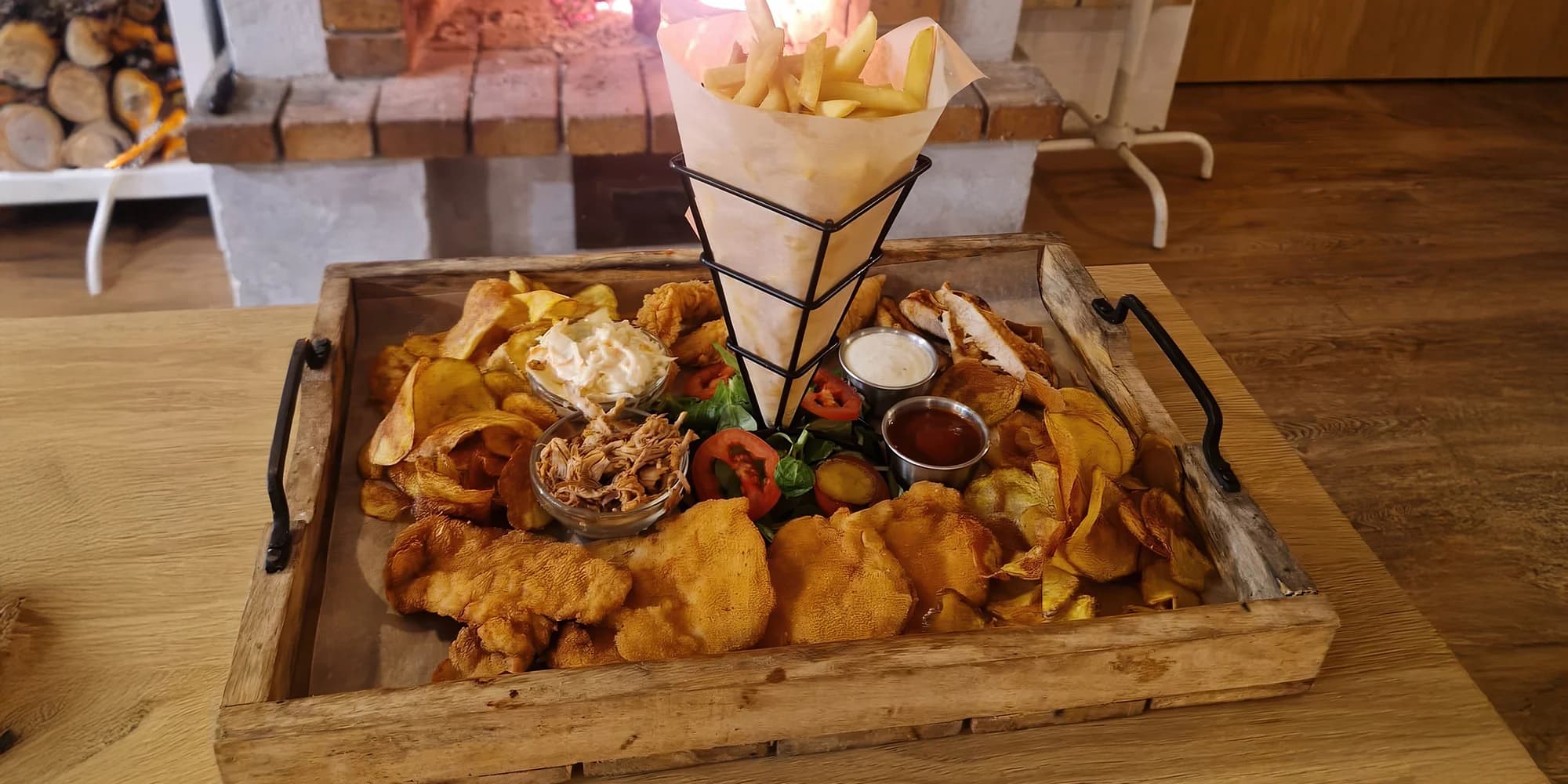 Masové prkno s přílohami a omáčkami: steaky, stripsy, řízky i hranolky