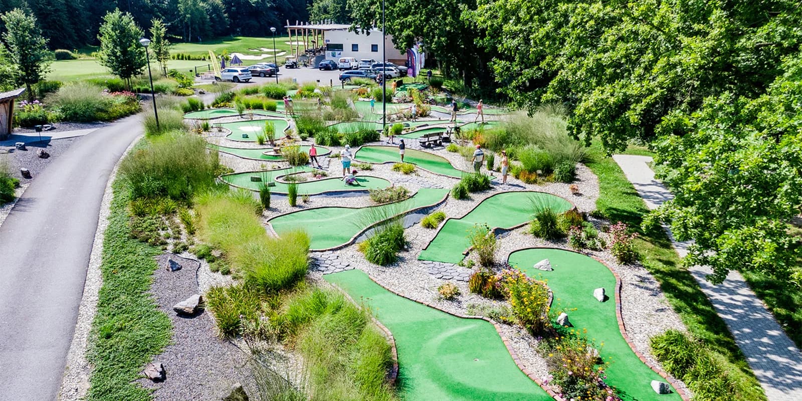 Adventure golf: spousta zábavy na čerstvém vzduchu pro dospělé, děti i celé rodiny