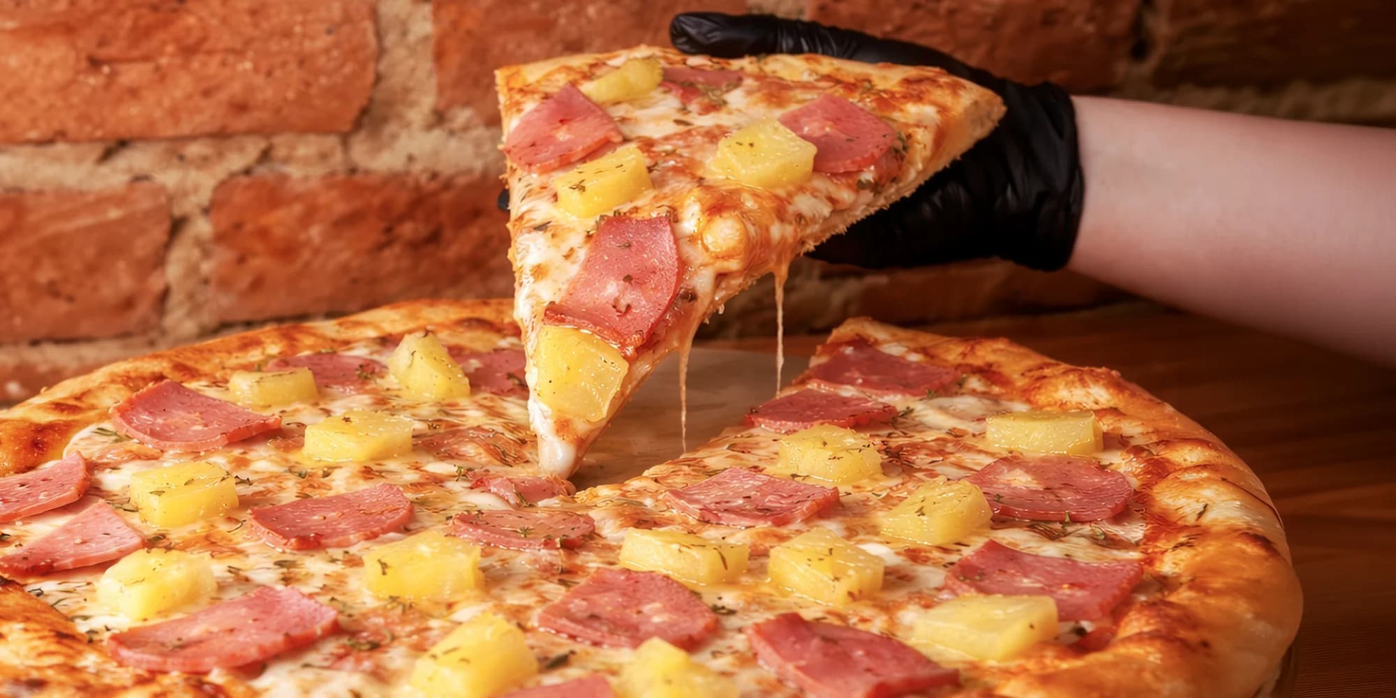 Pizza podle výběru z mnoha druhů a dvou velikostí a Kofola pro 1 či 2 osoby